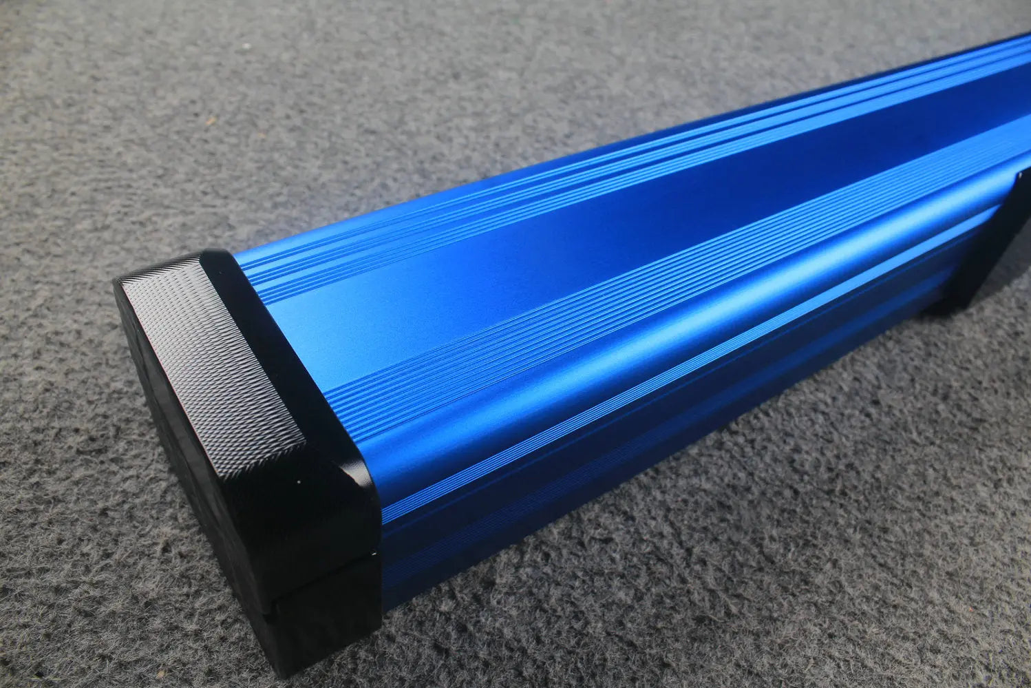 1 piece strong aluminium case with 2 slots (chalk area inside) WOODS CUES