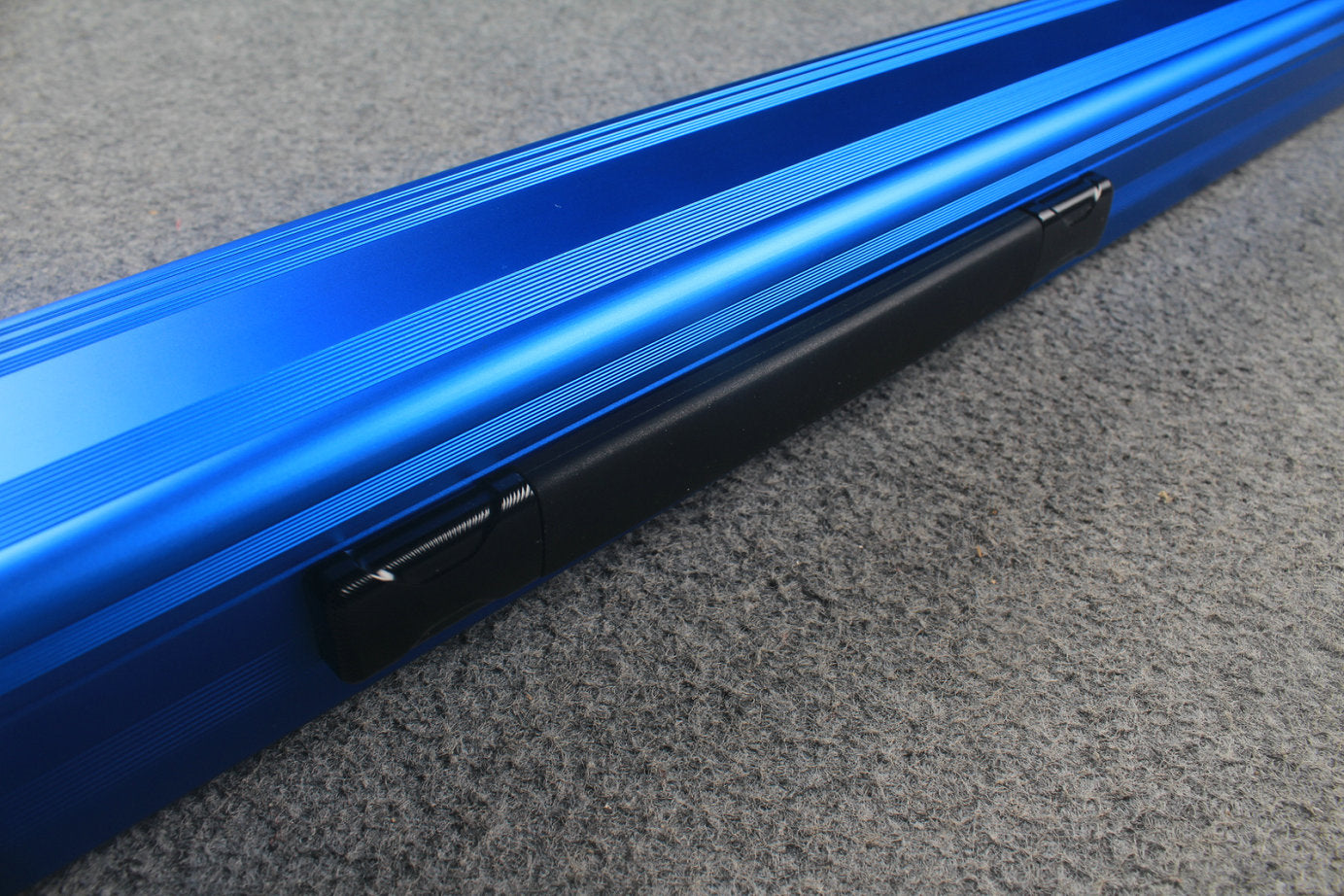 1 piece strong aluminium case with 2 slots (chalk area inside) WOODS CUES