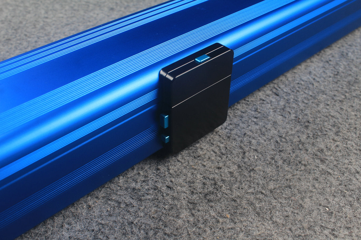 1 piece strong aluminium case with 2 slots (chalk area inside) WOODS CUES