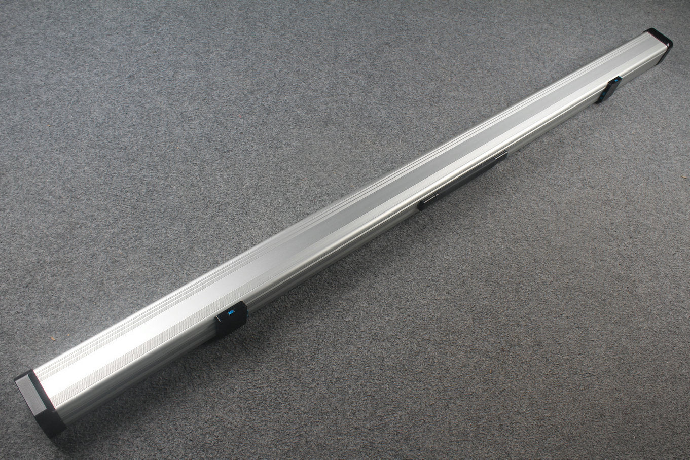 1 piece strong aluminium case with 2 slots (chalk area inside) WOODS CUES