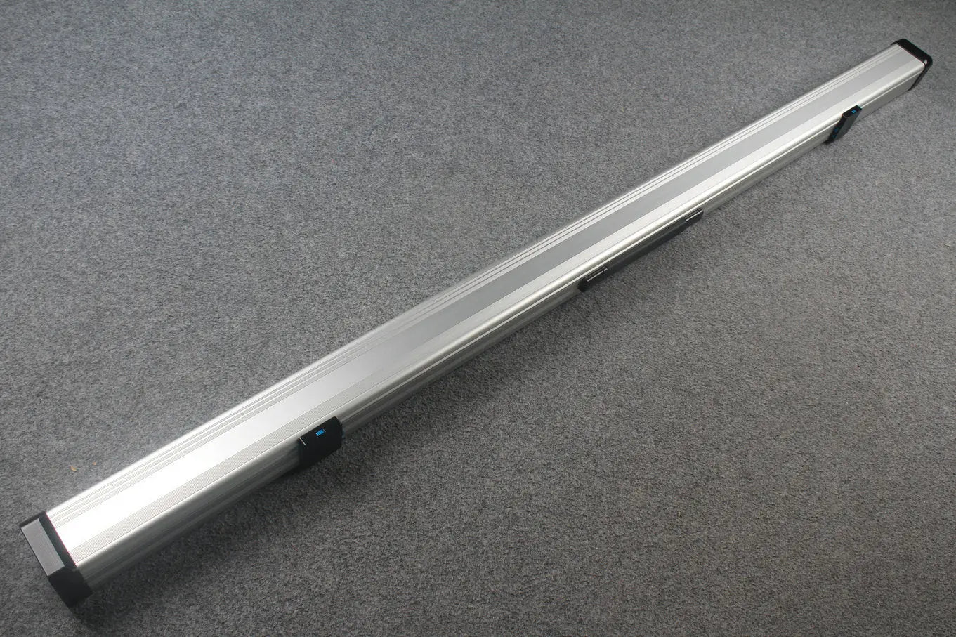 1 piece strong aluminium case with 2 slots (chalk area inside) WOODS CUES