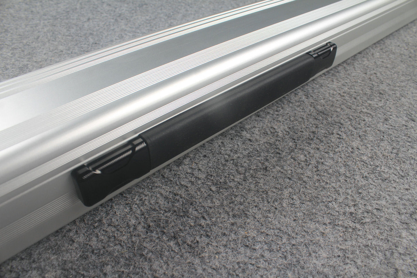 1 piece strong aluminium case with 2 slots (chalk area inside) WOODS CUES