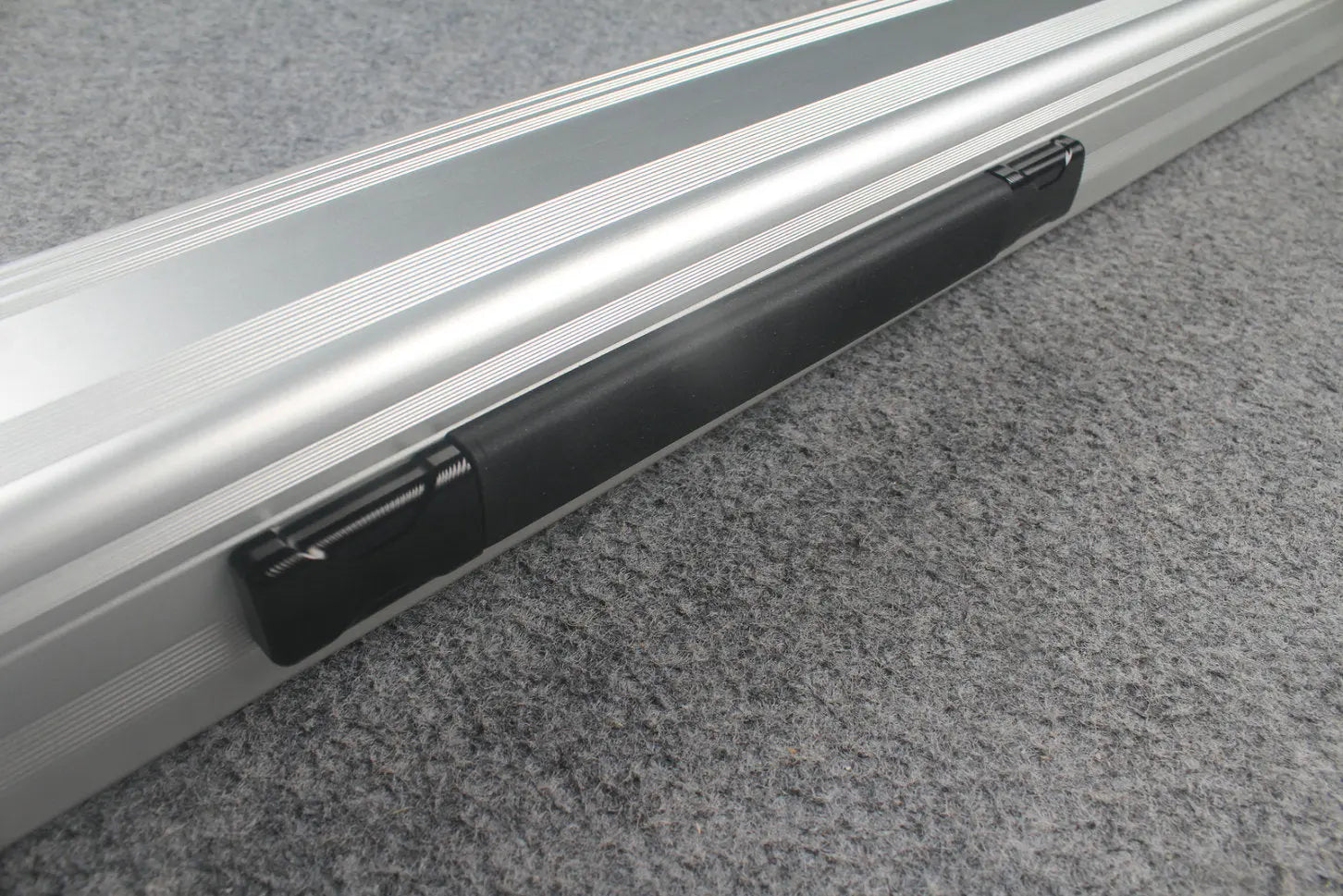 1 piece strong aluminium case with 2 slots (chalk area inside) WOODS CUES