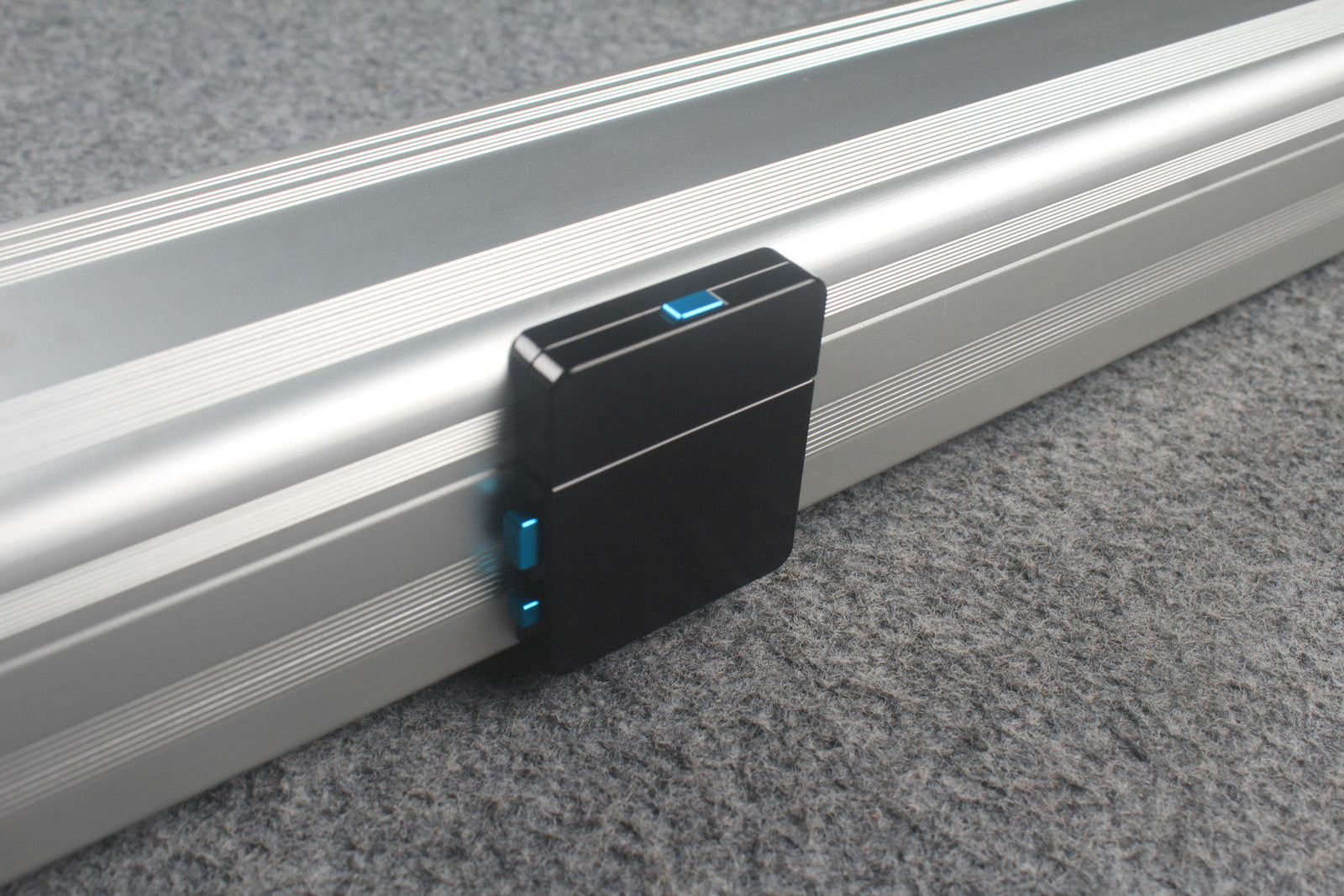 1 piece strong aluminium case with 2 slots (chalk area inside) WOODS CUES