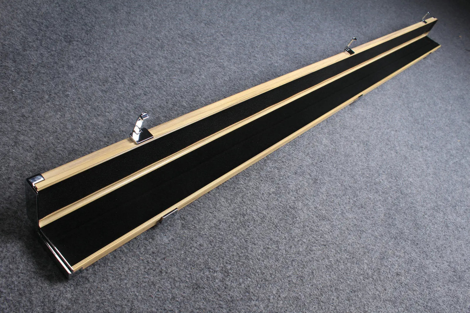 deluxe one piece aluminium cue case with 2 slots