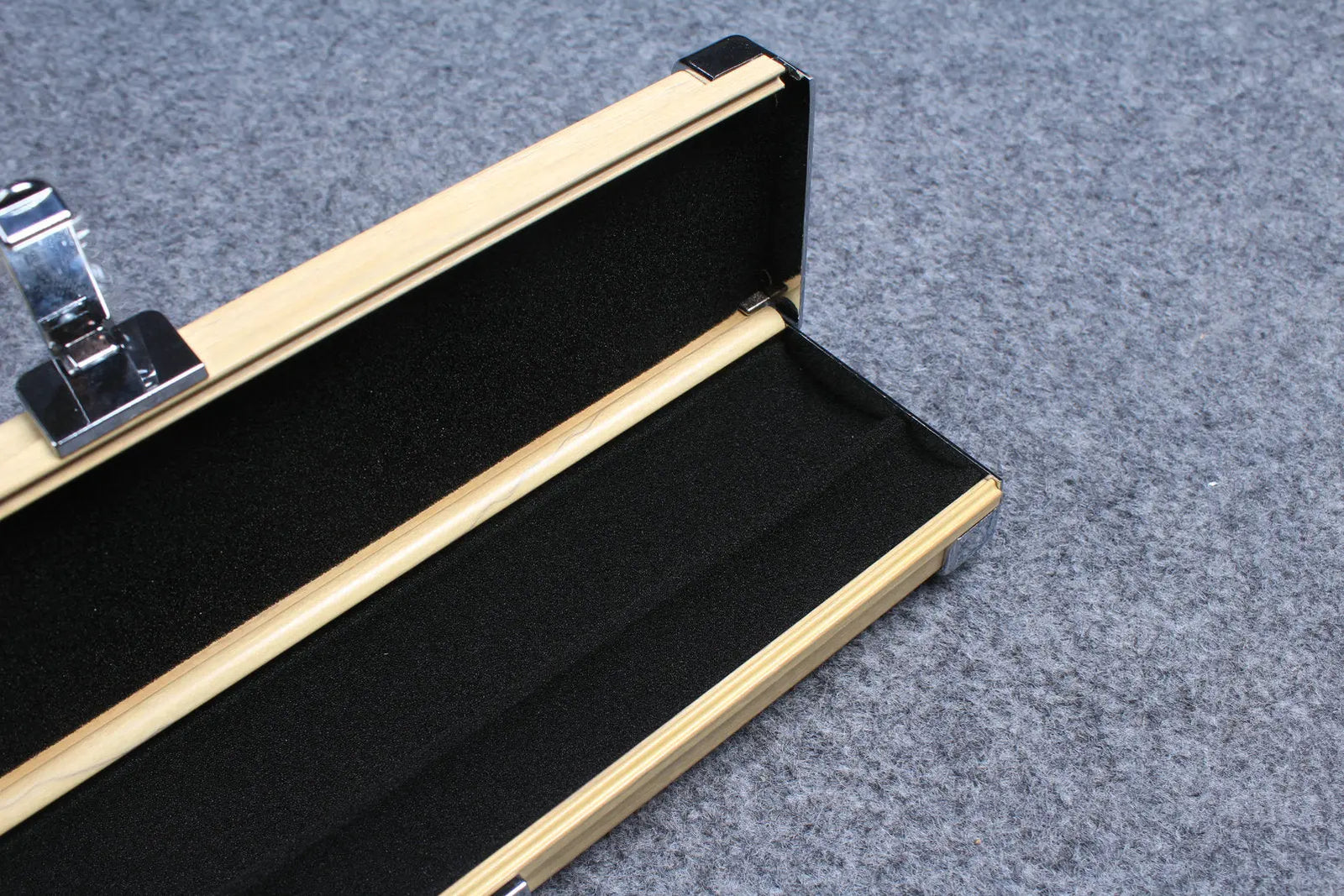 deluxe one piece aluminium cue case with 2 slots