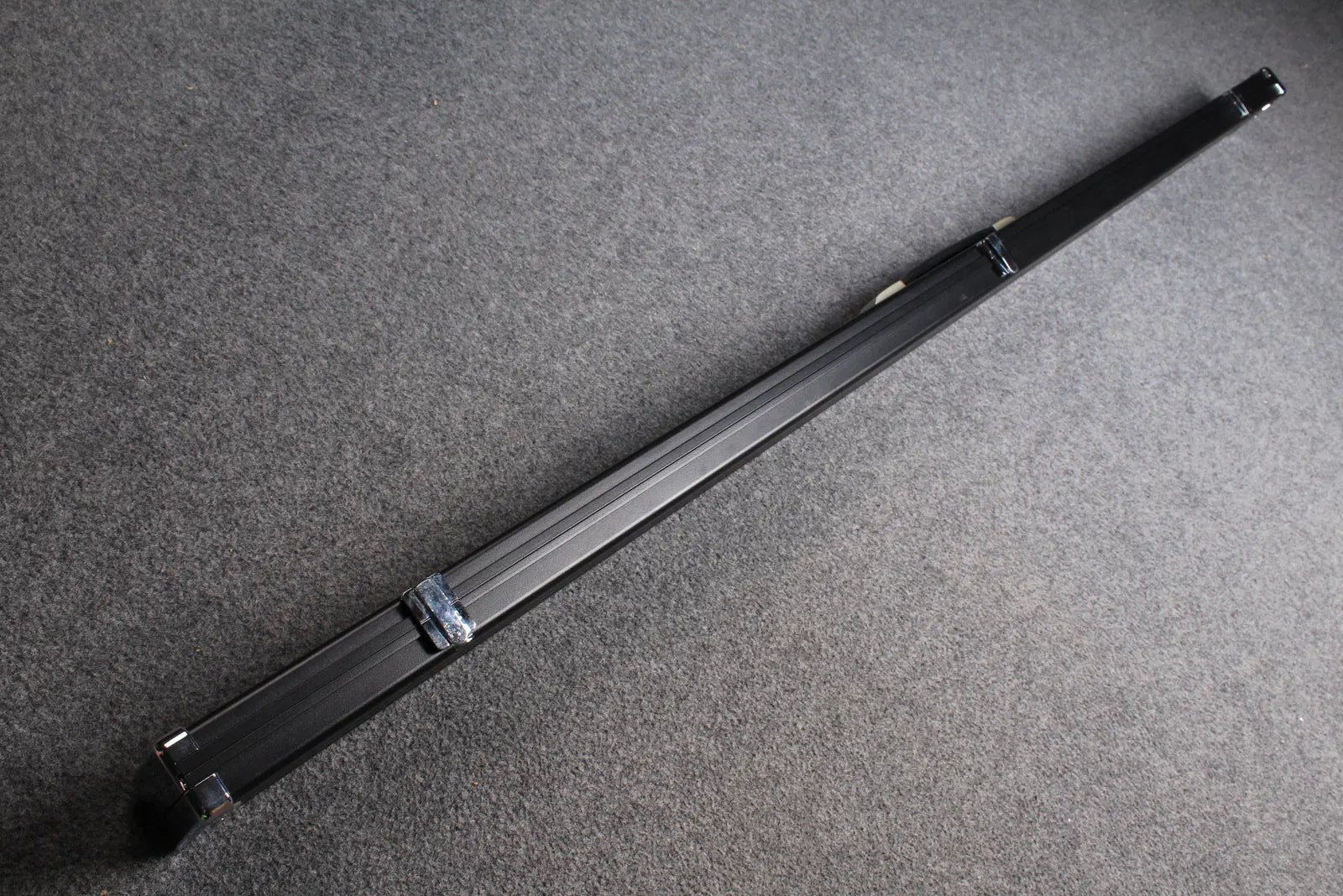 deluxe one piece aluminium cue case with 3 slots for 60" cue