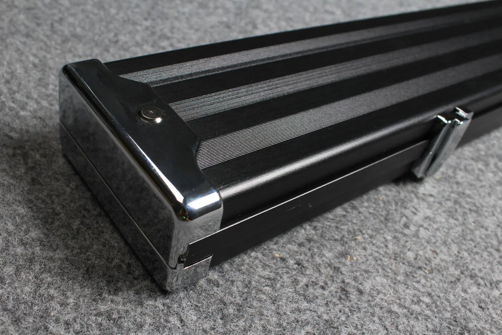 deluxe one piece aluminium cue case with 3 slots for 60" cue