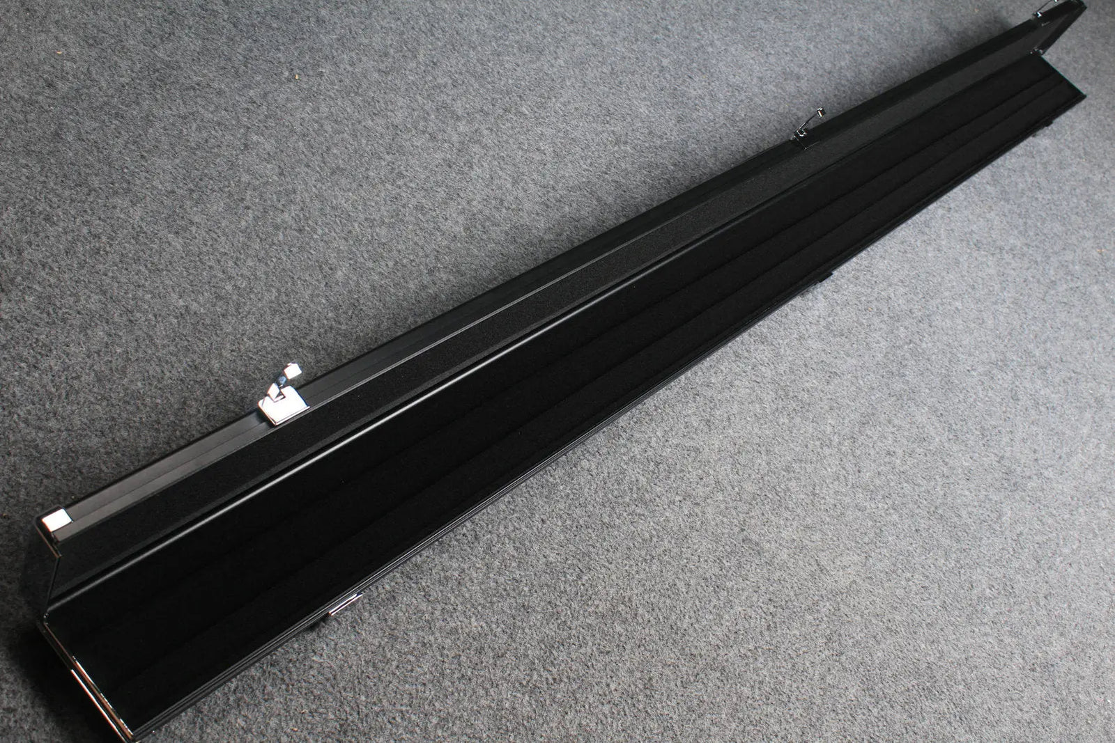 deluxe one piece aluminium cue case with 3 slots for 60" cue