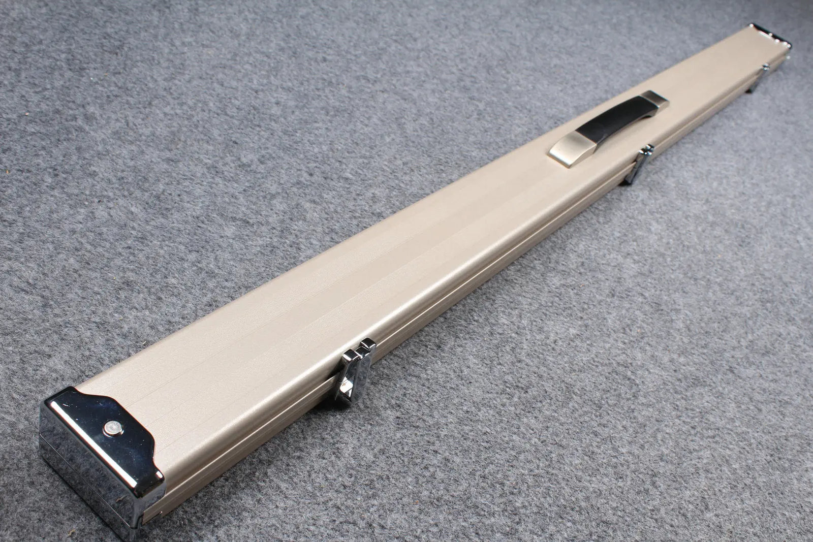 deluxe one piece aluminium cue case with 3 slots