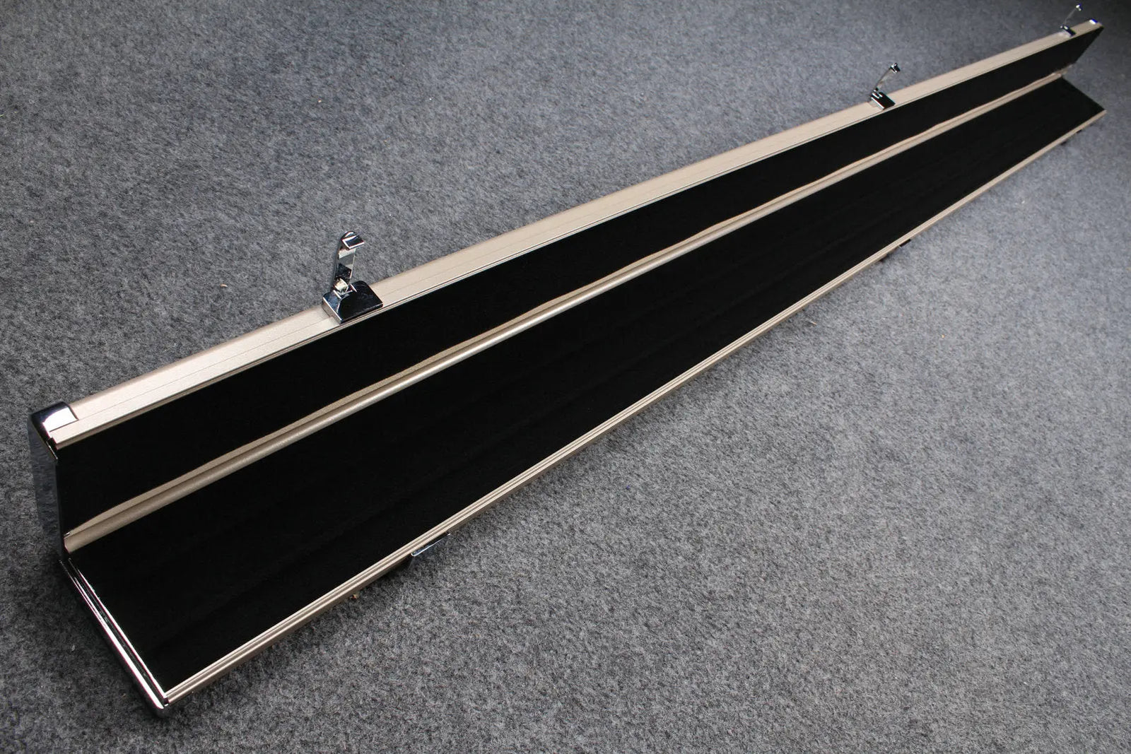 deluxe one piece aluminium cue case with 3 slots for 60" cue