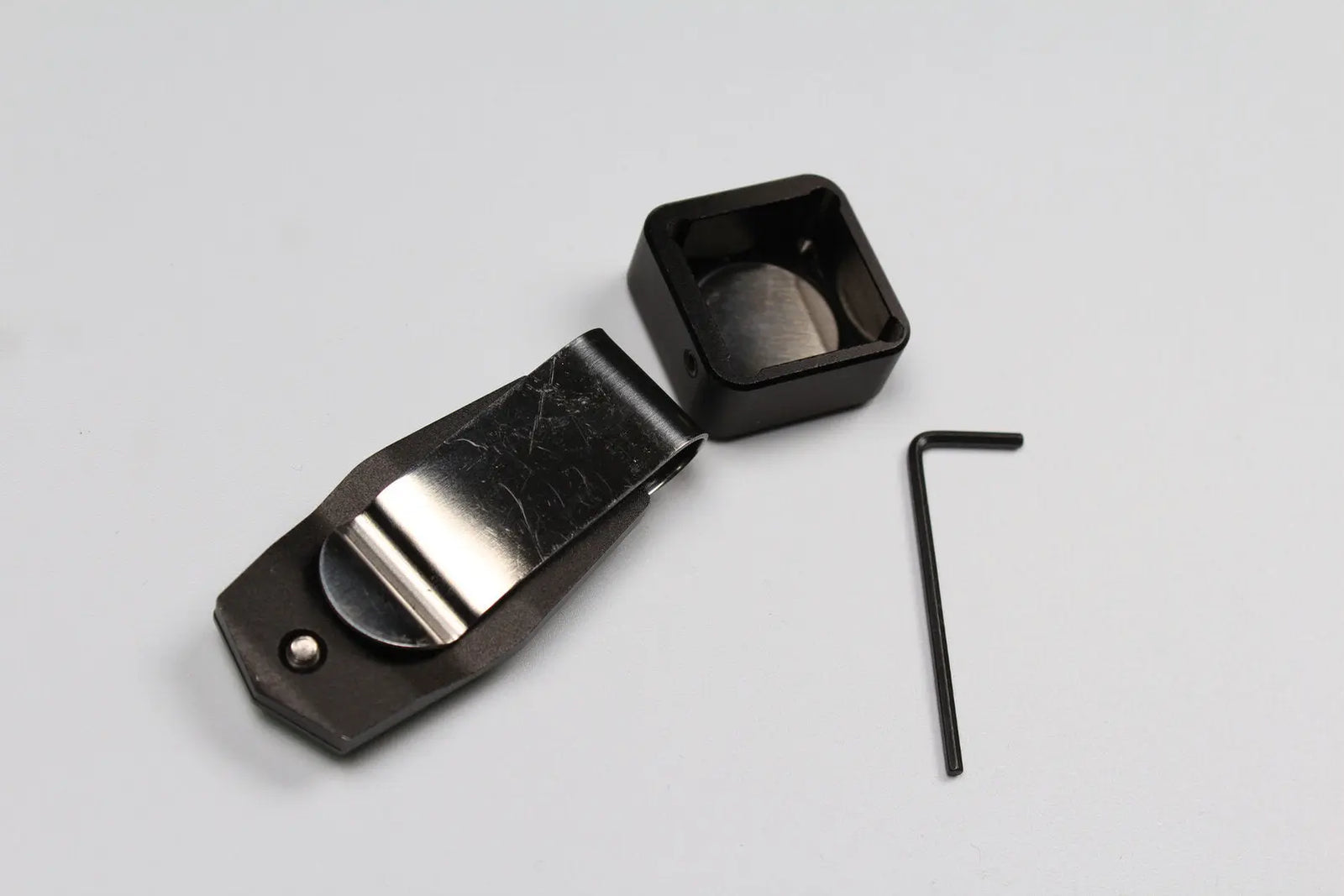 hq aluminium alloy magnetic snooker / pool cue chalk holder with belt clip