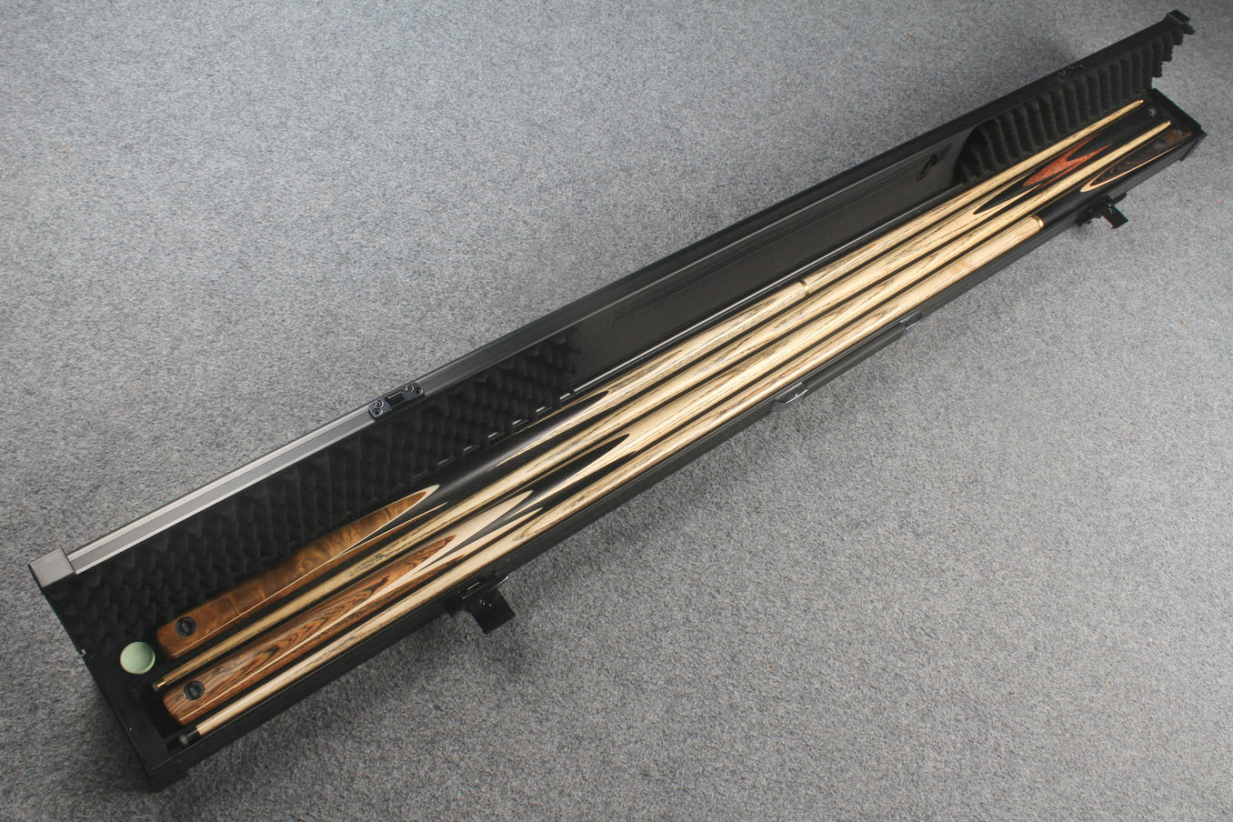Professional Aluminum Lockable Cue Case - 4 Cue Capacity with Secure Storage