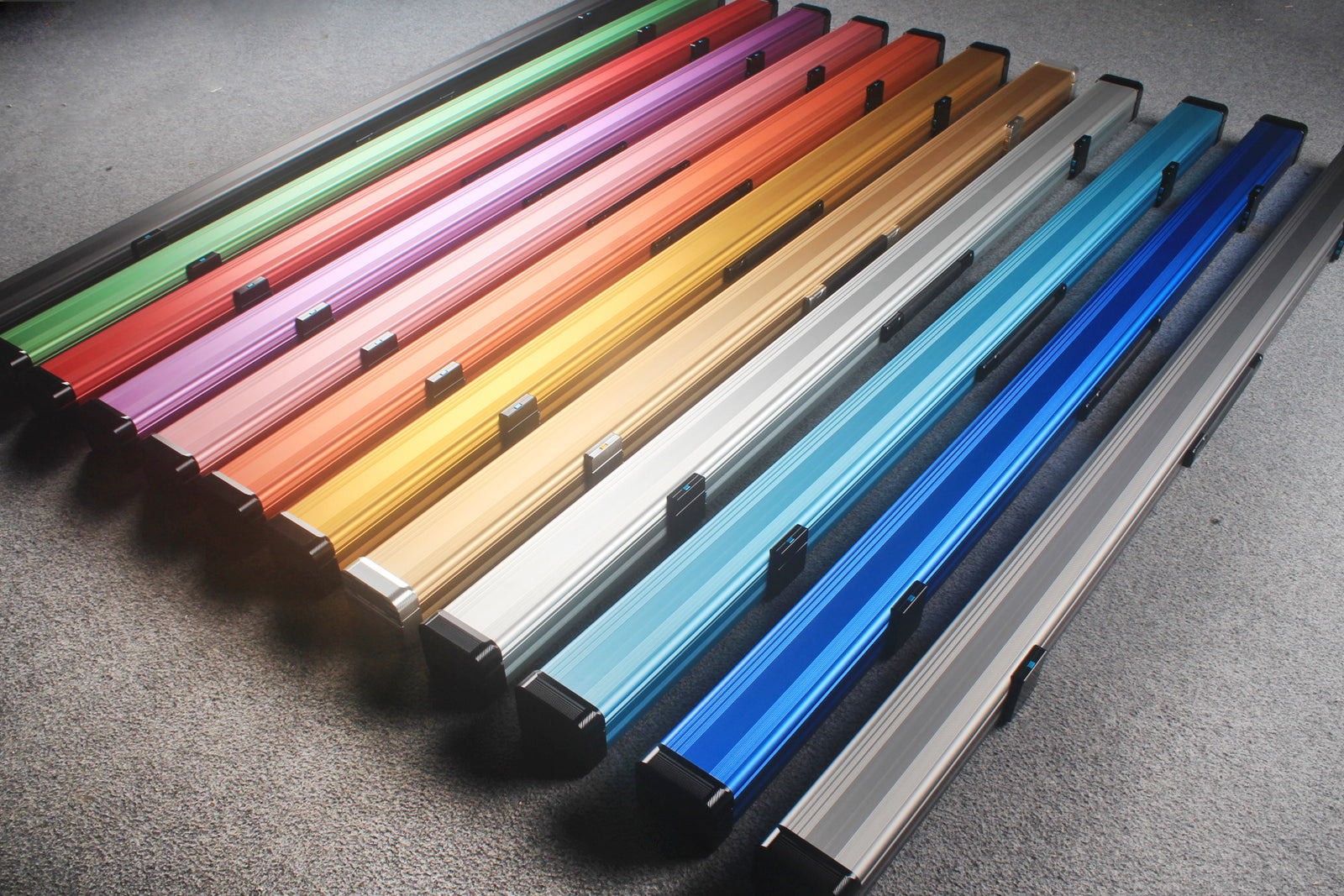 1 piece strong aluminium case with 2 slots (chalk area inside)