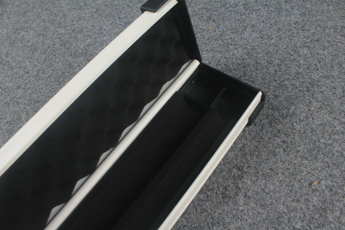 one piece aluminium lockable cue case – 2 Slots（chalk area inside）