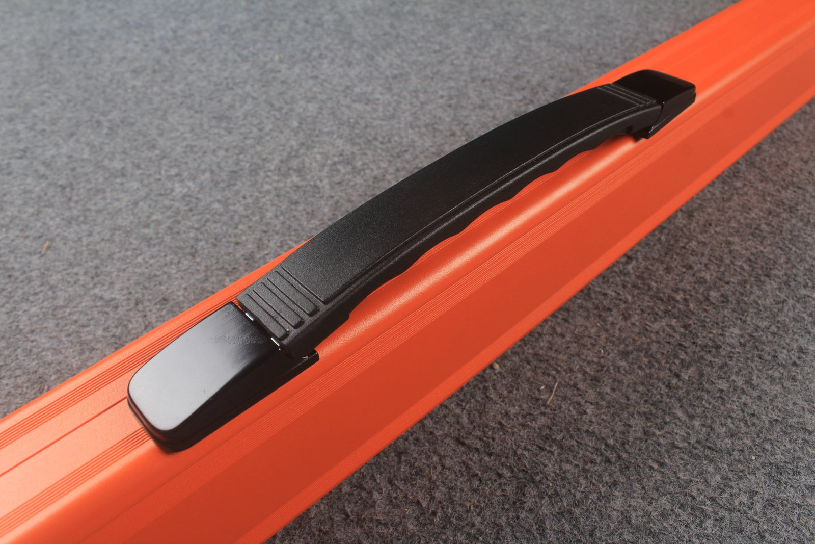 one piece aluminium lockable cue case – 2 Slots（chalk area inside）