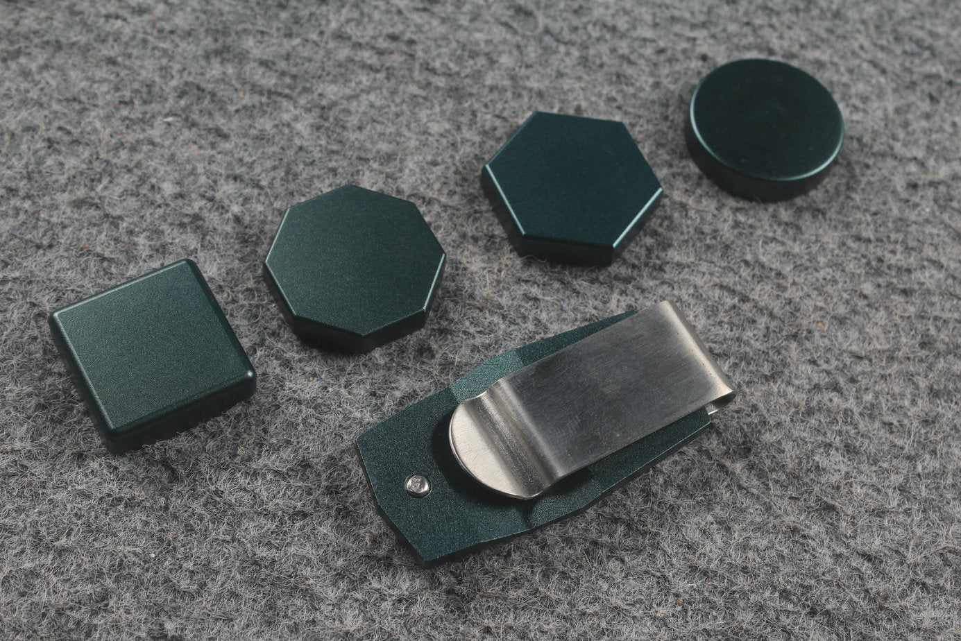 Single-Section Magnetic Chalk Holder 4-Piece Set & Table-Shaped Chalk Clip WOODS CUES