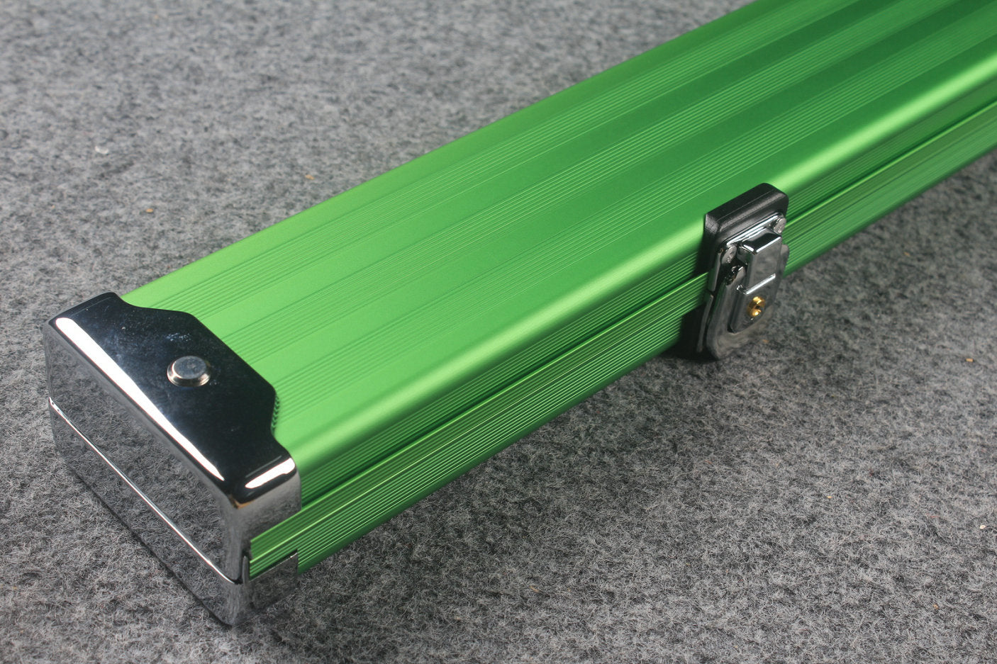 one piece professional aluminium lockable cue case WOODS CUES