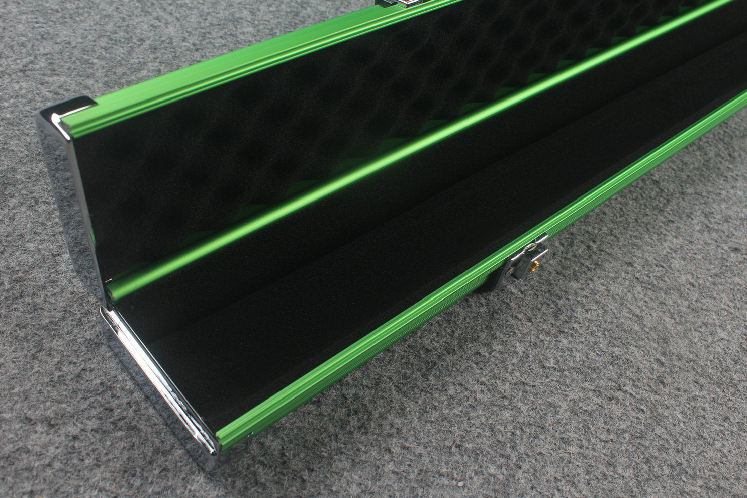 one piece professional aluminium lockable cue case WOODS CUES