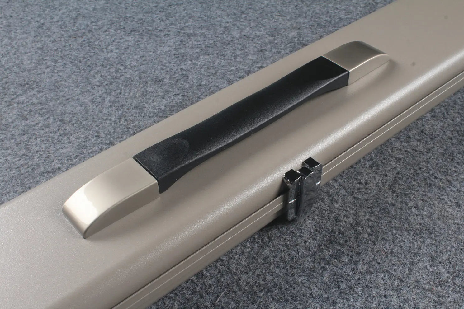 deluxe one piece aluminium cue case with 3 slots -153cm WOODS CUES