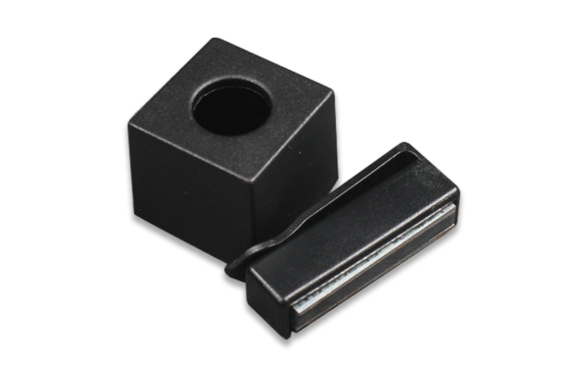 magnetic snooker / pool cue chalk holder with belt clip