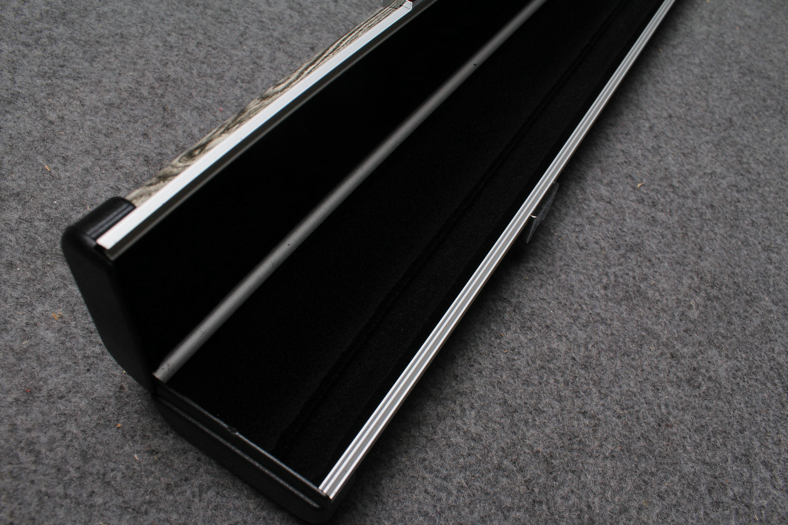 3/4 bark leather case aluminium construction with 2 slots
