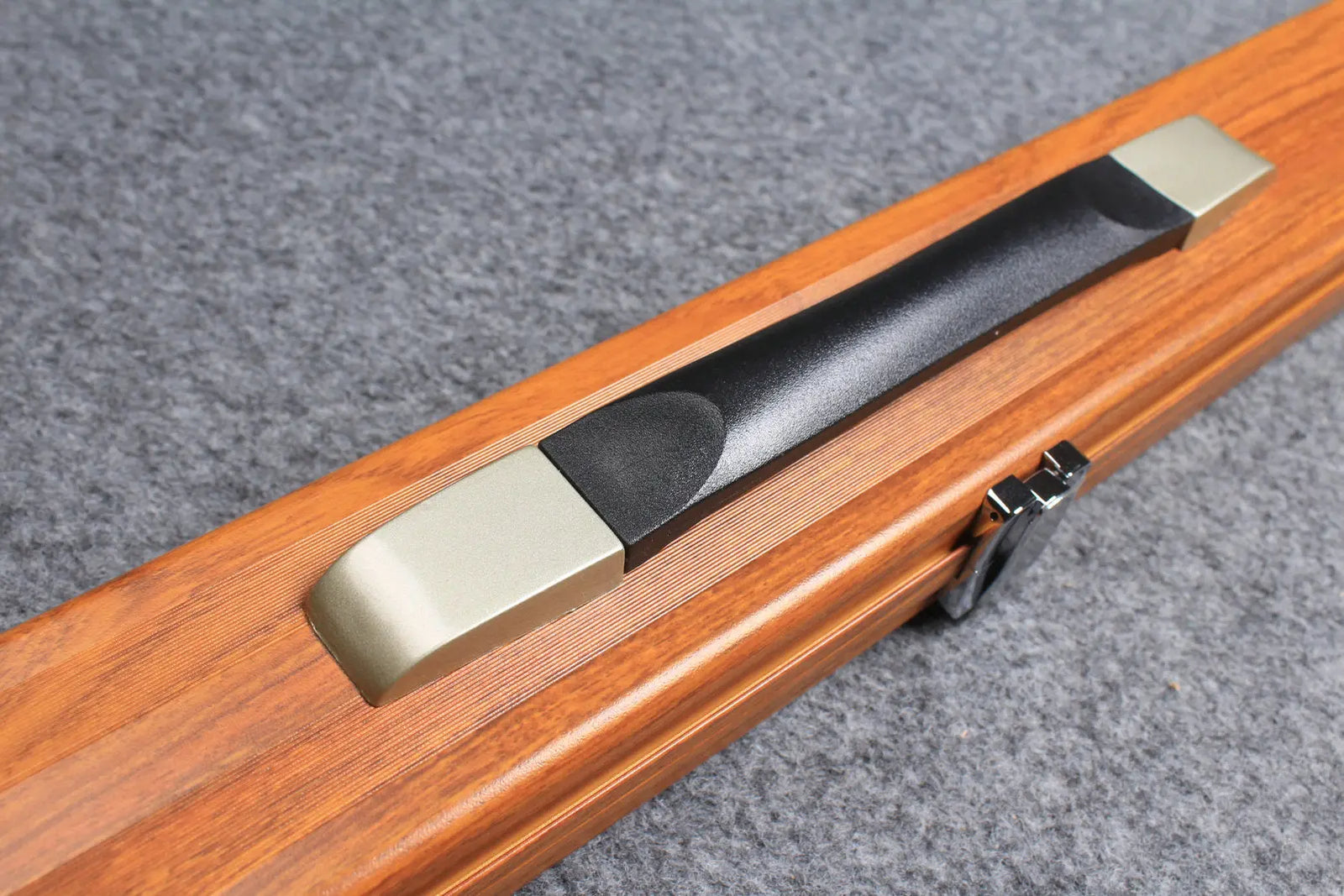 deluxe one piece aluminium cue case with 2 slots