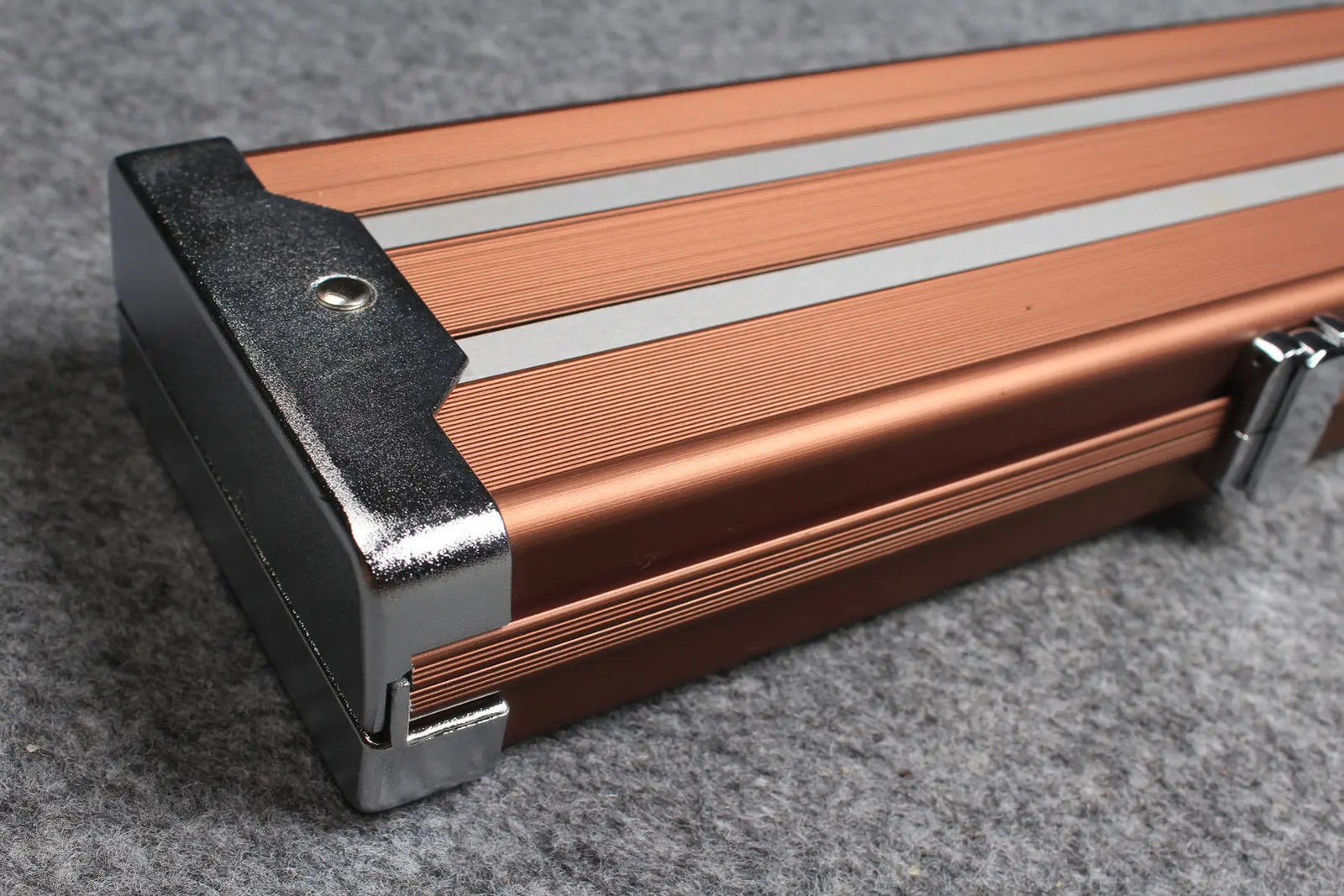 1/2 professional aluminium cue case with 3 slots