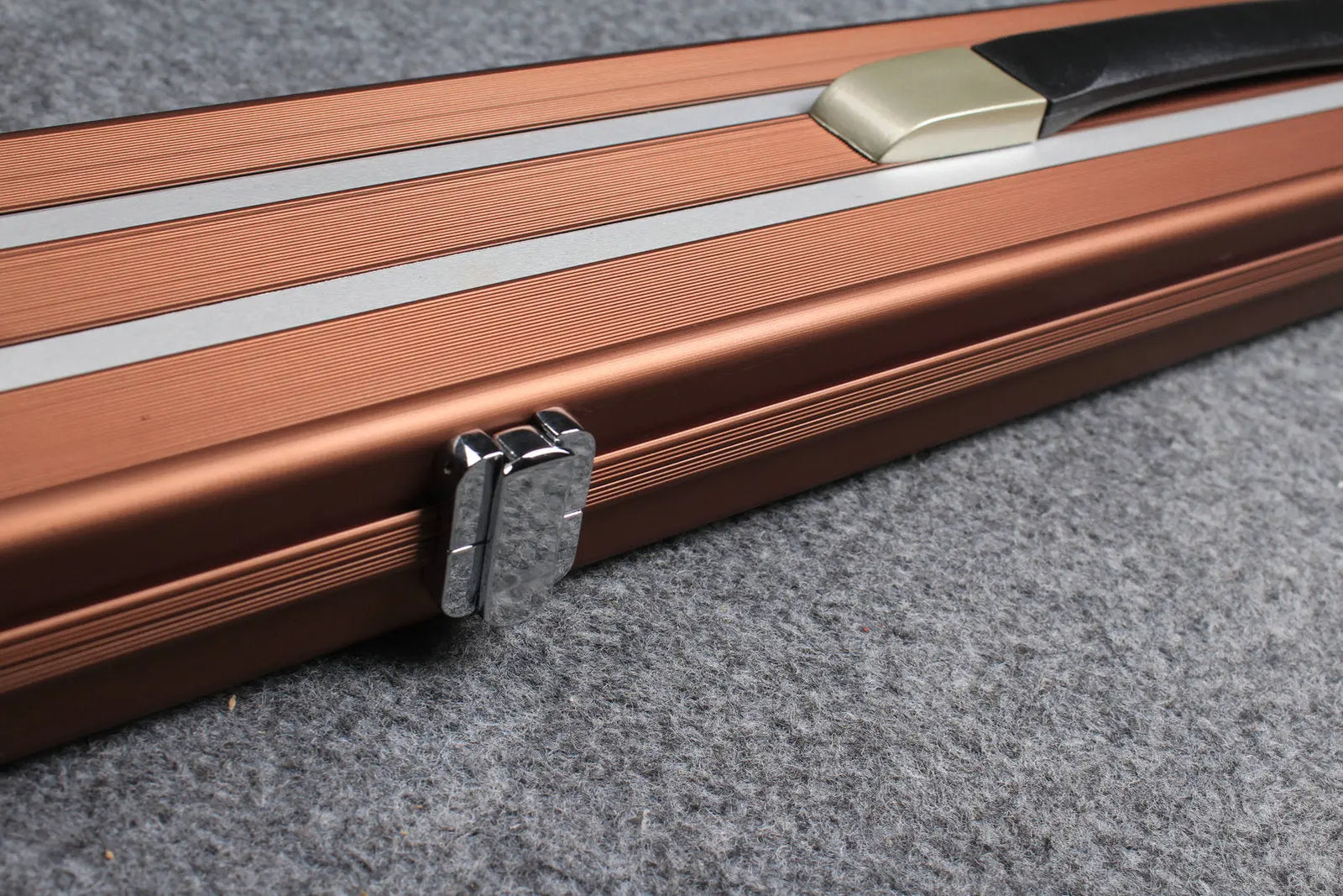 1/2 professional aluminium cue case with 3 slots