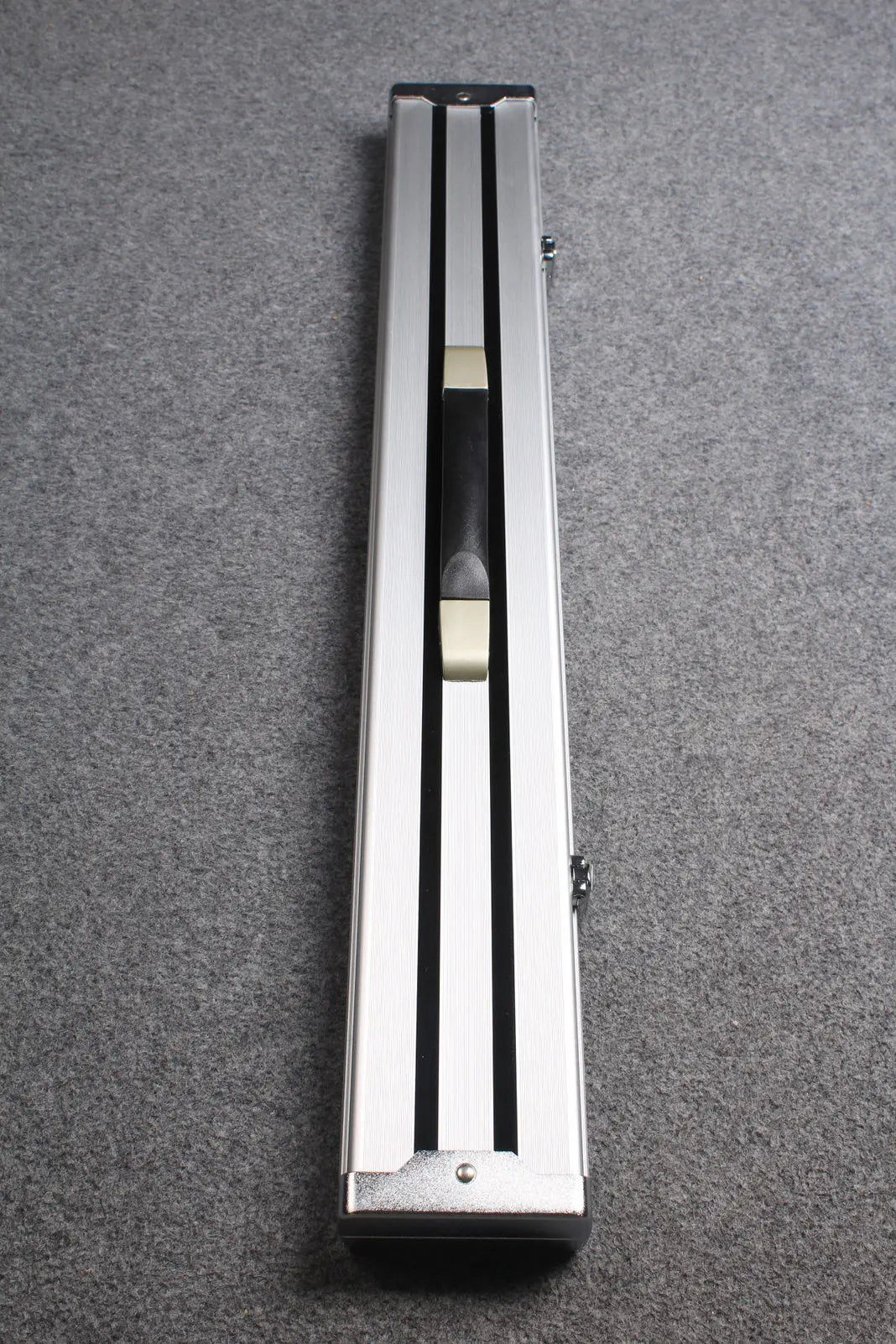 1/2 professional aluminium cue case with 3 slots