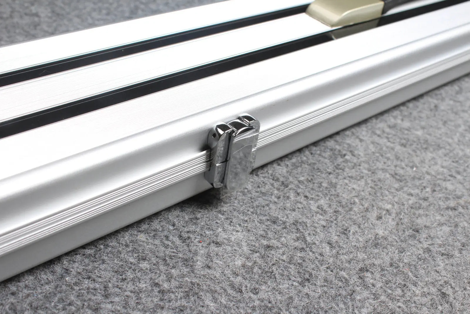 1/2 professional aluminium cue case with 3 slots