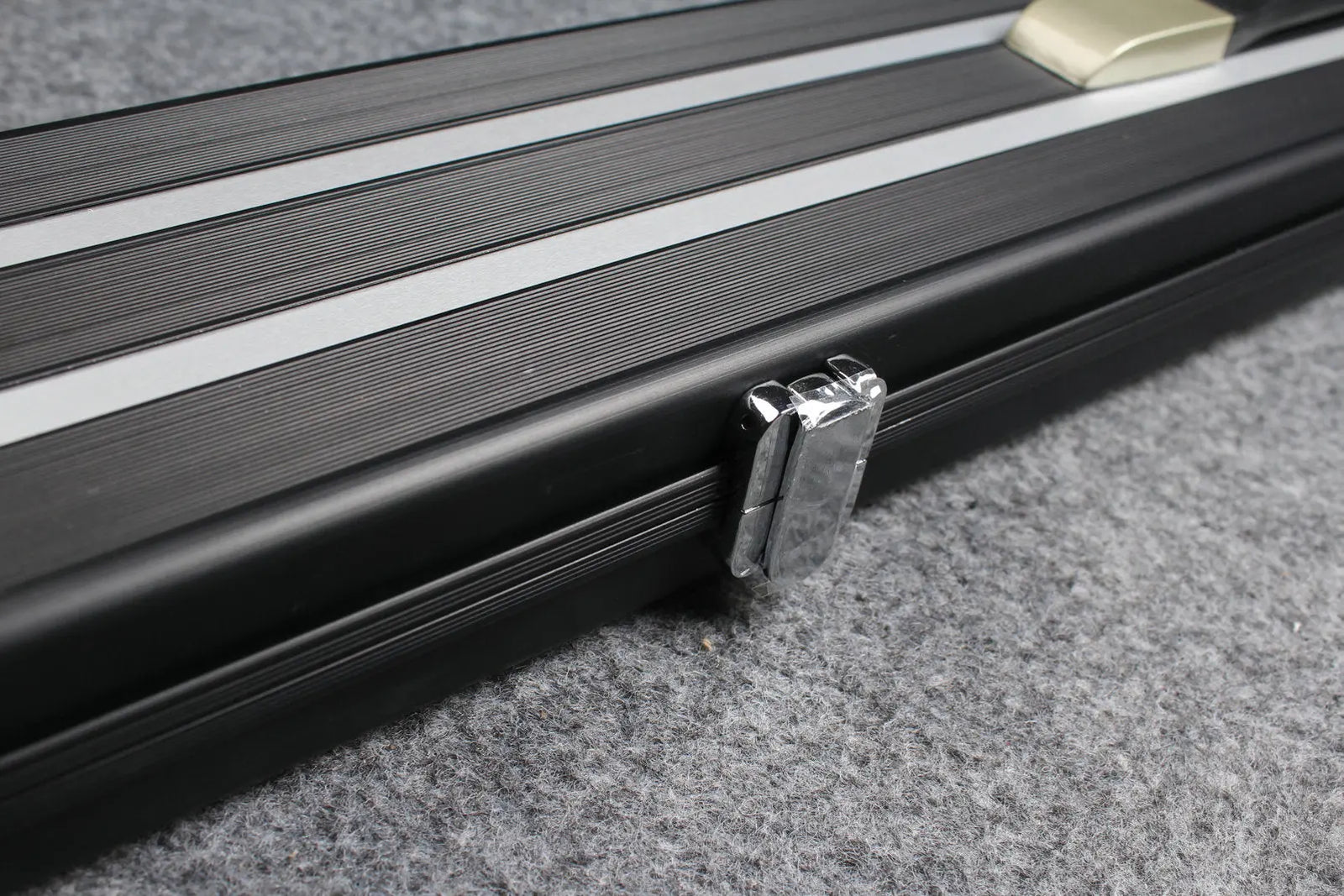 1/2 professional aluminium cue case with 3 slots