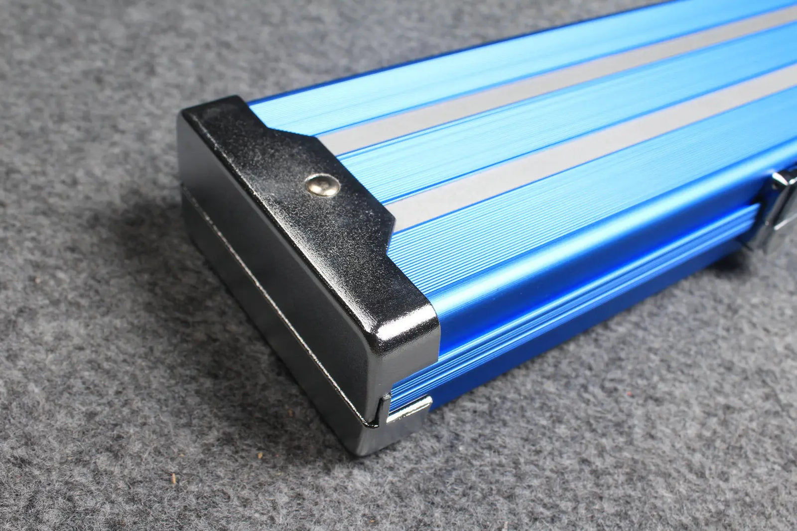 1/2 professional aluminium cue case with 3 slots