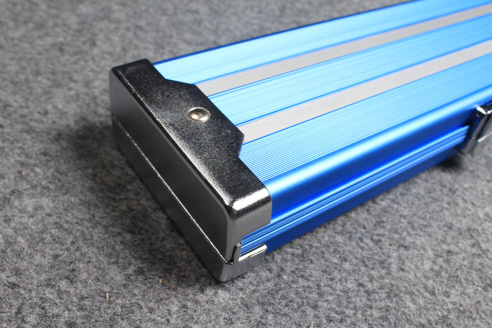 1/2 professional aluminium cue case with 3 slots