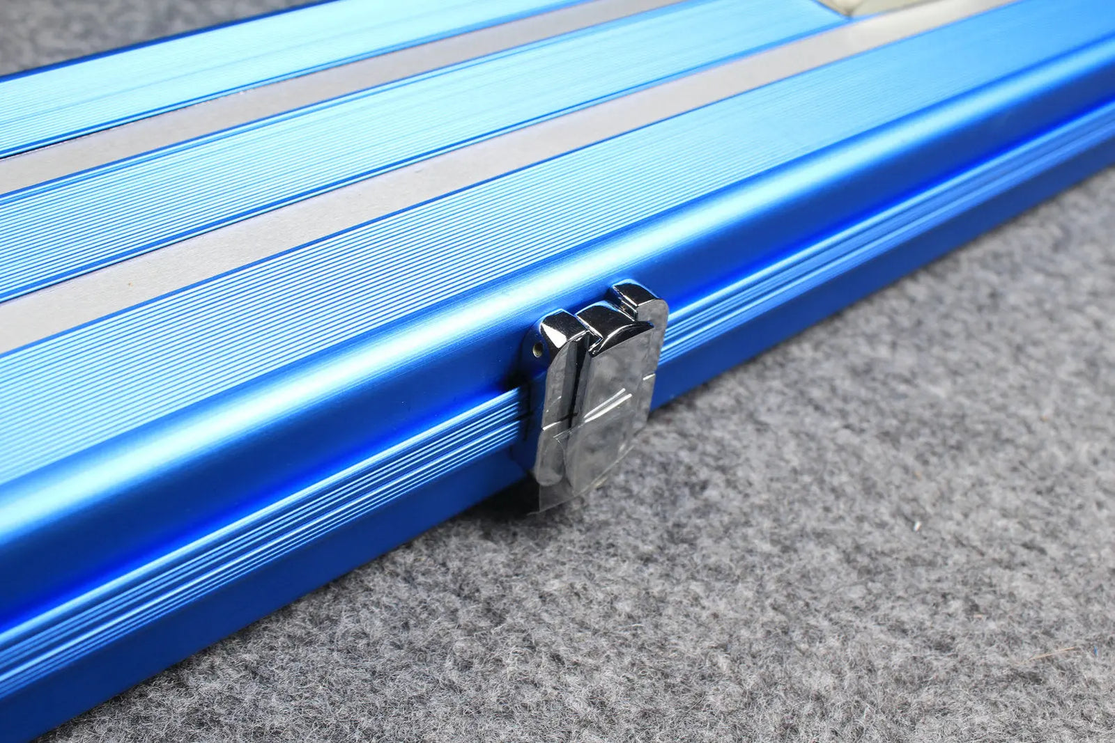 1/2 professional aluminium cue case with 3 slots