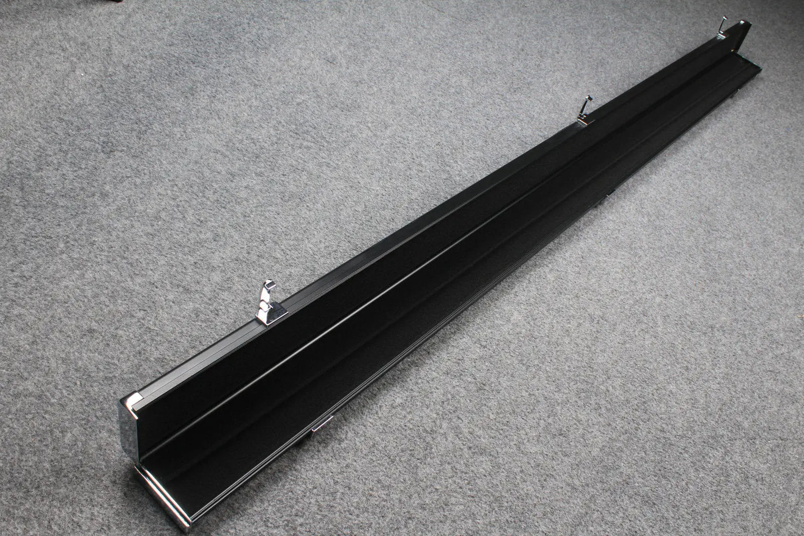 deluxe one piece aluminium cue case with 2 slots for 60" cue