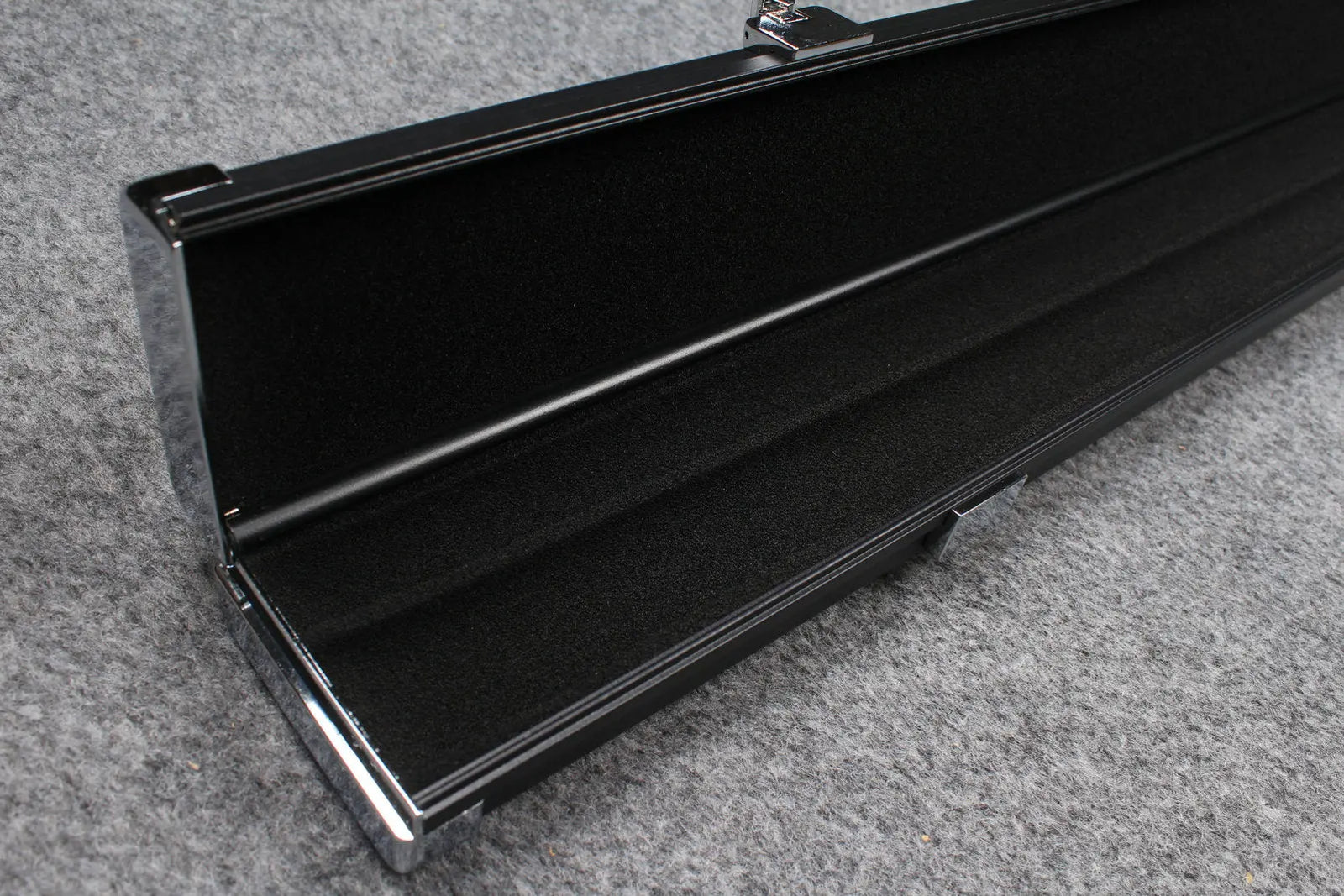 deluxe one piece aluminium cue case with 2 slots for 60" cue