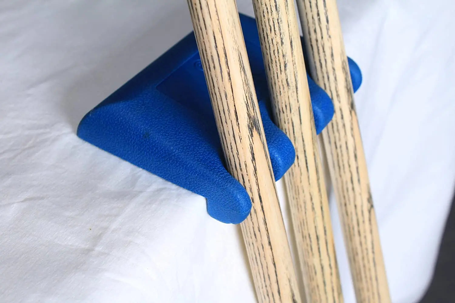 portable pool cue holder/billiard cue rack - holds 3 cues WOODS CUES