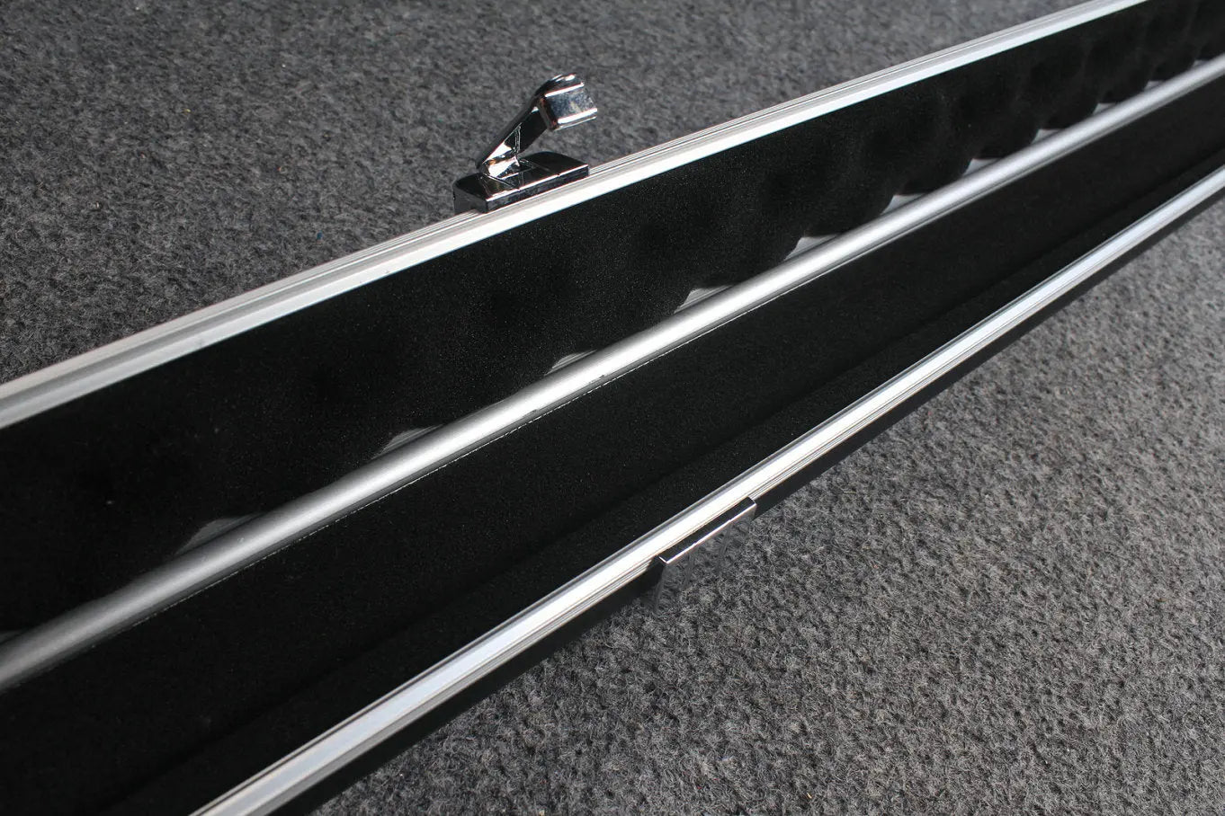 deluxe one piece aluminium halo style slimline case WOODS CUES
