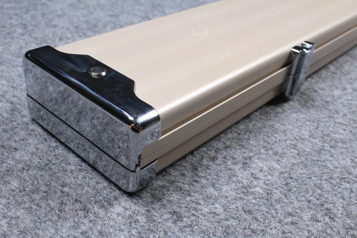 deluxe one piece aluminium cue case with 3 slots
