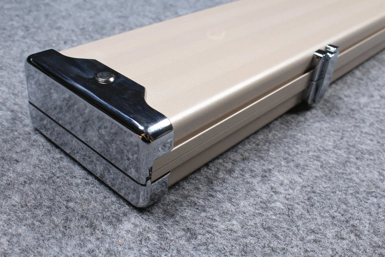 deluxe one piece aluminium cue case with 3 slots