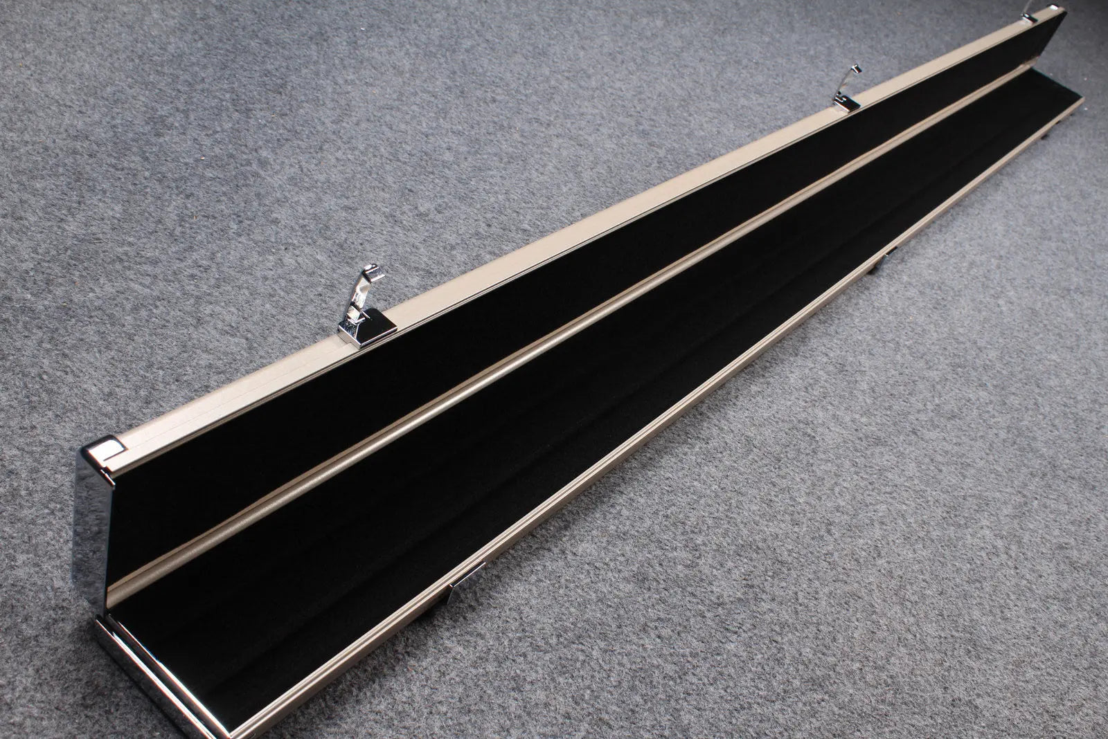 deluxe one piece aluminium cue case with 3 slots