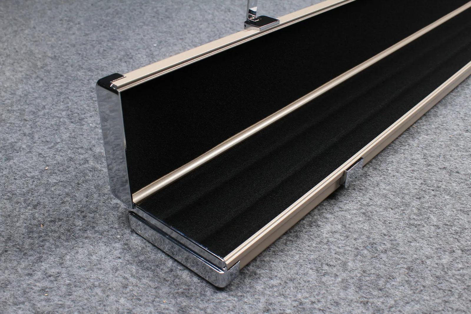deluxe one piece aluminium cue case with 3 slots