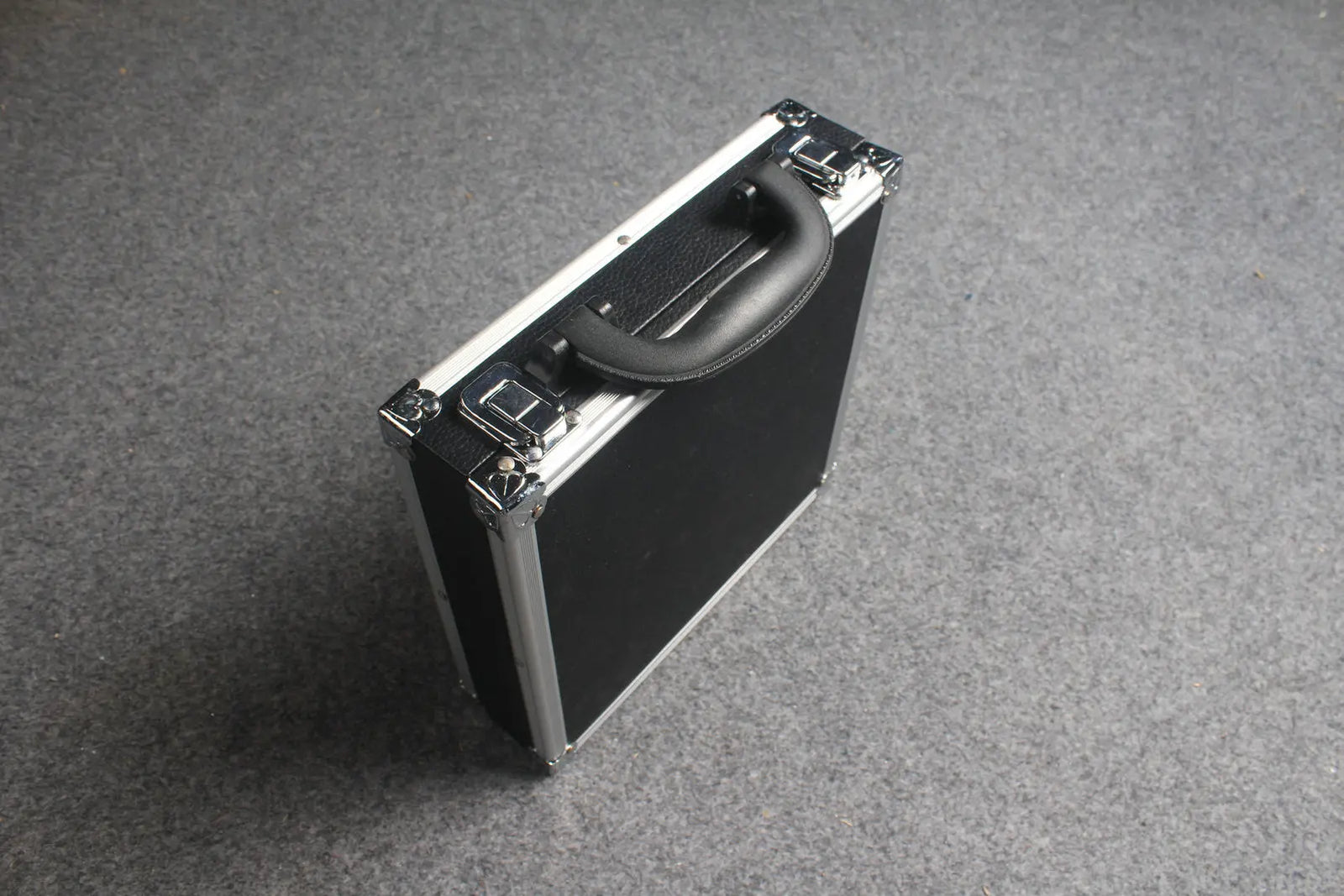 aluminum carrying billiard ball case for 2" english pool balls, holds 16 balls, black WOODS CUES