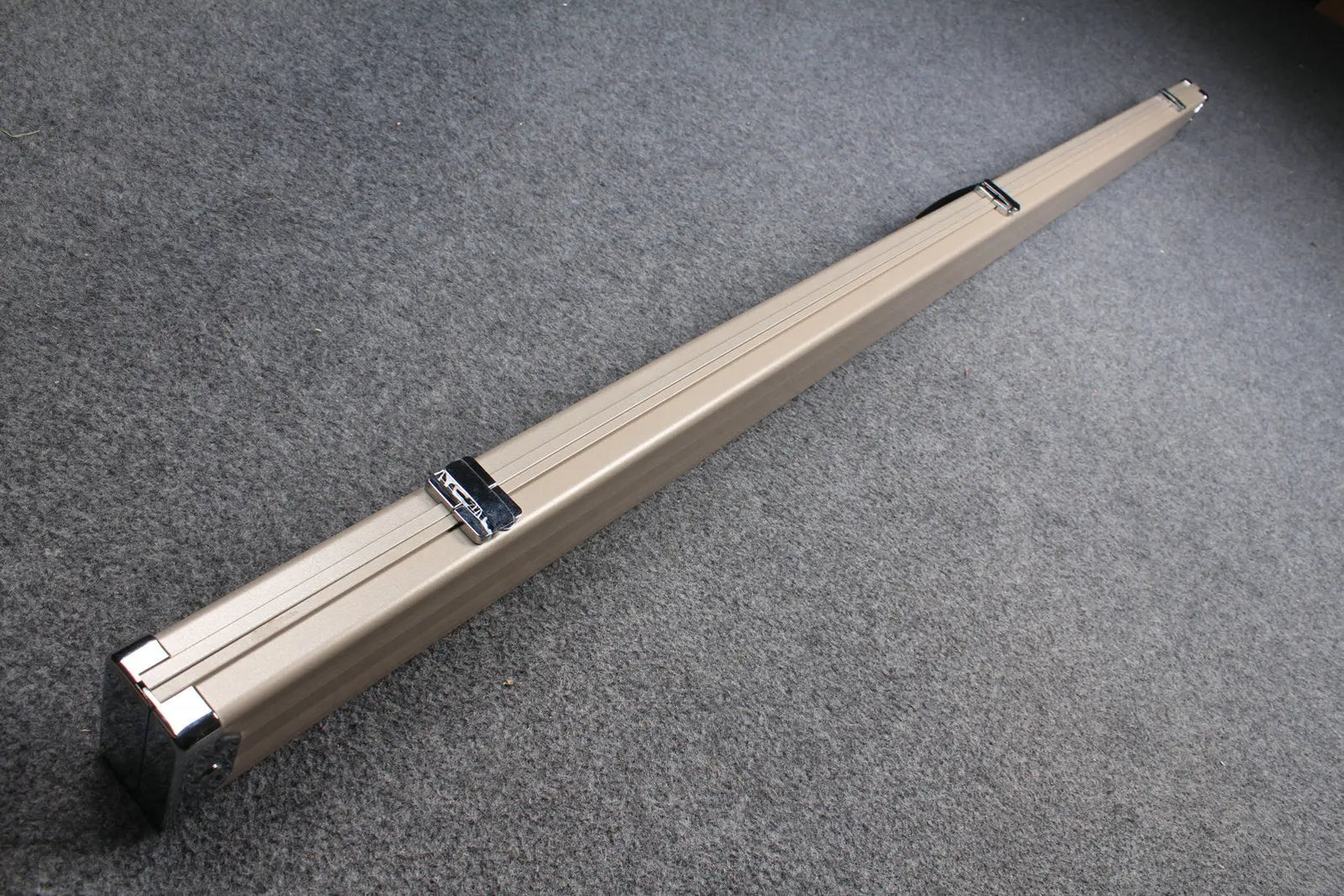 deluxe one piece aluminium cue case with 2 slots for 60" cue