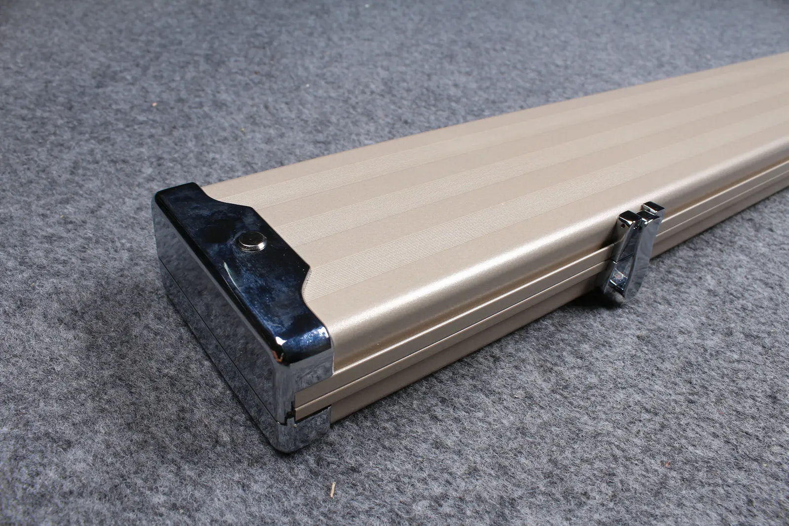 deluxe one piece aluminium cue case with 3 slots for 60" cue