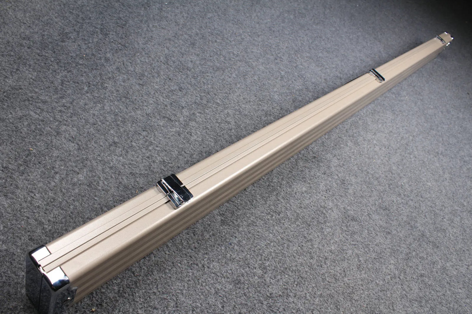 deluxe one piece aluminium cue case with 3 slots for 60" cue