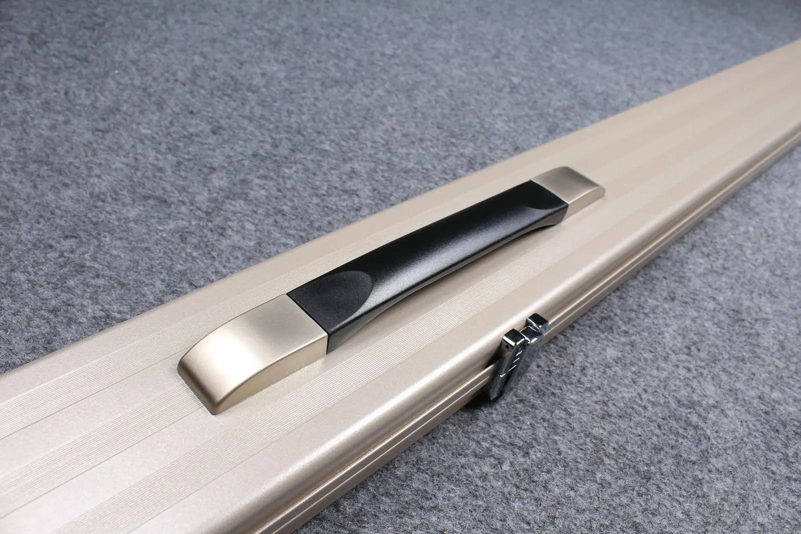 deluxe one piece aluminium cue case with 3 slots for 60" cue