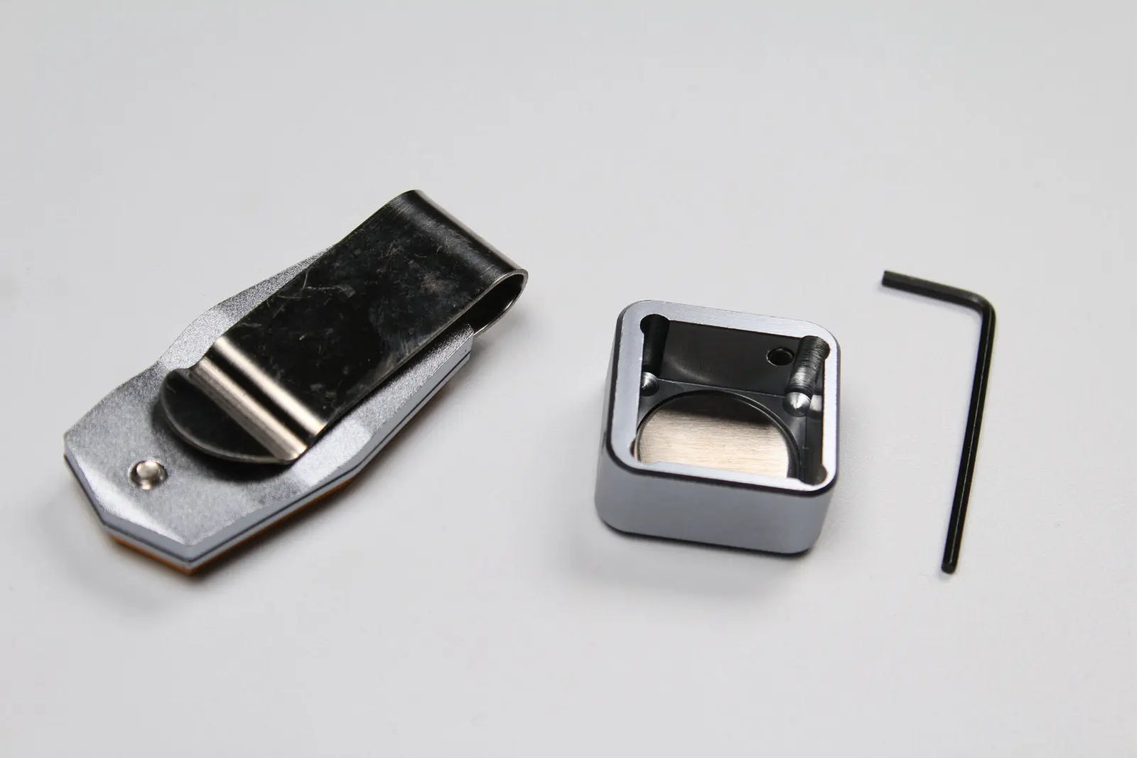 hq aluminium alloy magnetic snooker / pool cue chalk holder with belt clip