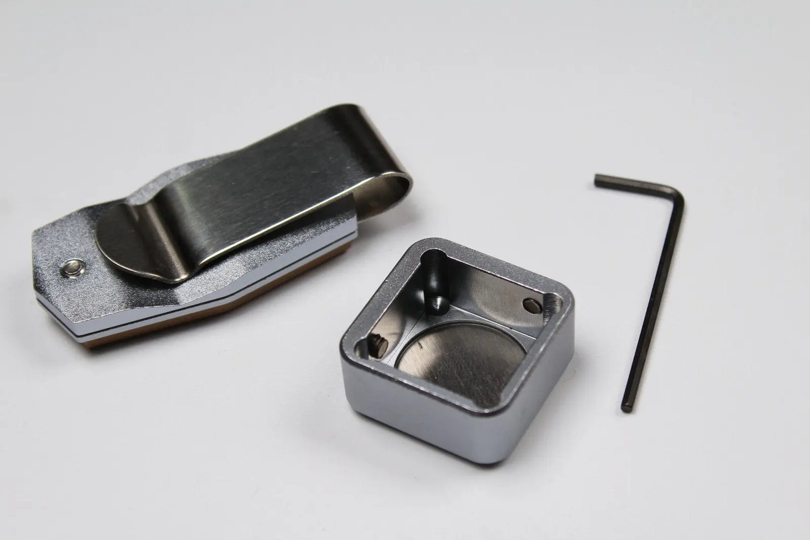 hq aluminium alloy magnetic snooker / pool cue chalk holder with belt clip